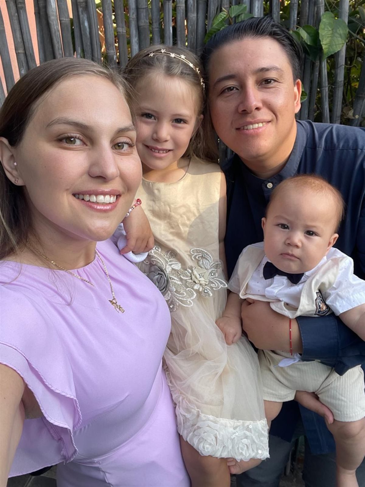 Alejandra, José y sus dos hijos