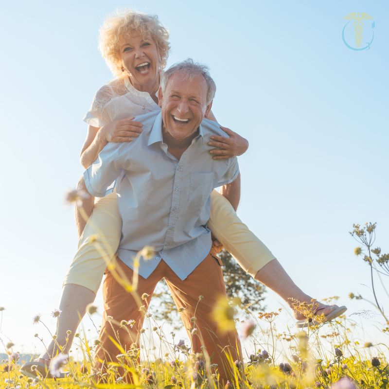 Persona sonriente disfrutando de un día soleado al aire libre, representando salud, felicidad y bienestar después de la recuperación